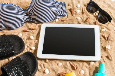 Yaz bikini ve Aksesuar şık plaj seti, plaj bikini yaz kıyafeti ve deniz arka plan olarak, üst görünüm, kavramı kum