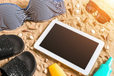 Yaz bikini ve Aksesuar şık plaj seti, plaj bikini yaz kıyafeti ve deniz arka plan olarak, üst görünüm, kavramı kum