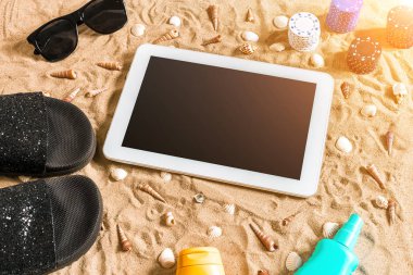 Online poker oyunu ile dijital tablet ve fiş destesi şeklinde sahilde. Üstten Görünüm