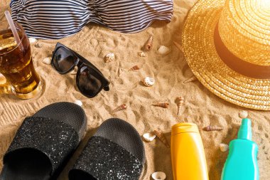 Yaz bikini ve Aksesuar şık plaj seti, plaj bikini yaz kıyafeti ve deniz arka plan olarak, üst görünüm, kavramı kum