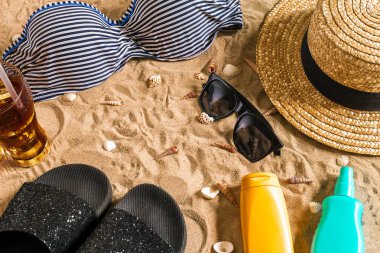 Yaz bikini ve Aksesuar şık plaj seti, plaj bikini yaz kıyafeti ve deniz arka plan olarak, üst görünüm, kavramı kum