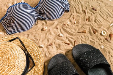 Yaz bikini ve Aksesuar şık plaj seti, plaj bikini yaz kıyafeti ve deniz arka plan olarak, üst görünüm, kavramı kum