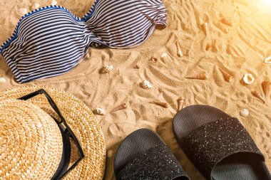 Yaz bikini ve Aksesuar şık plaj seti, plaj bikini yaz kıyafeti ve deniz arka plan olarak, üst görünüm, kavramı kum