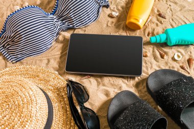 Yaz bikini ve Aksesuar şık plaj seti, plaj bikini yaz kıyafeti ve deniz arka plan olarak, üst görünüm, kavramı kum