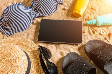 Yaz bikini ve Aksesuar şık plaj seti, plaj bikini yaz kıyafeti ve deniz arka plan olarak, üst görünüm, kavramı kum