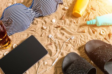 Yaz bikini ve Aksesuar şık plaj seti, plaj bikini yaz kıyafeti ve deniz arka plan olarak, üst görünüm, kavramı kum