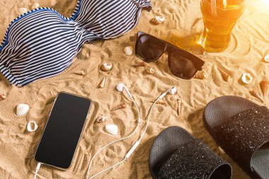 Yaz bikini ve Aksesuar şık plaj seti, plaj bikini yaz kıyafeti ve deniz arka plan olarak, üst görünüm, kavramı kum