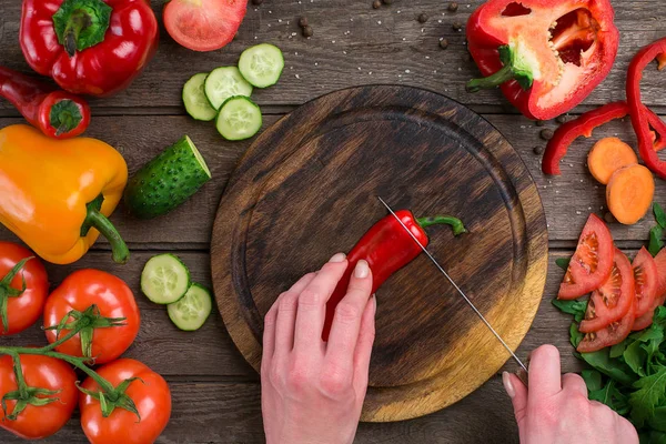 Erkek kesme biber masada, üstten görünüm eller