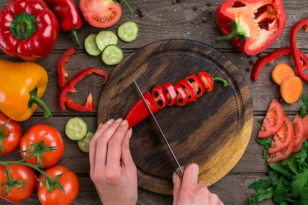Erkek kesme biber masada, üstten görünüm eller