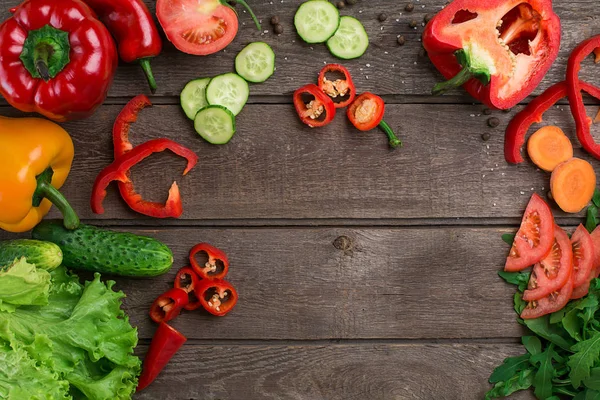 Spor ve diyet. Dilimlenmiş sebze. Biber, domates, salata rustik arka plan üzerinde