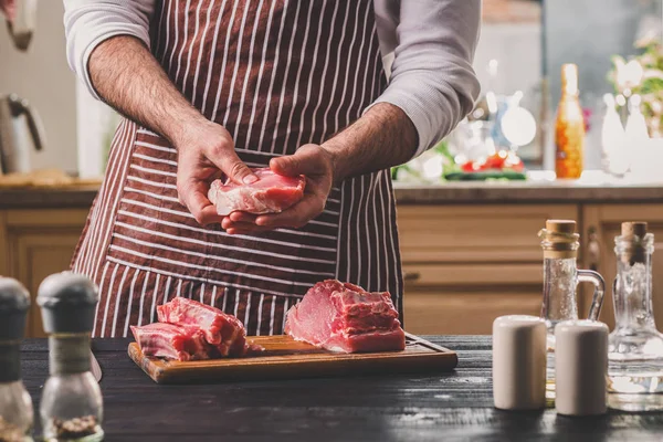 Yemek hazırlanması. Yemek, et Dana bonfile işleme. Kişi mans el et - tuz, karabiber ile sprinkles dinlendirir.