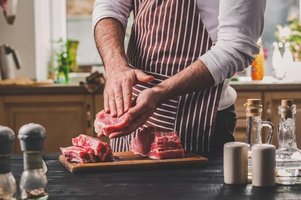 Yemek hazırlanması. Yemek, et Dana bonfile işleme. Kişi mans el et - tuz, karabiber ile sprinkles dinlendirir.