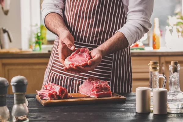 Yemek hazırlanması. Yemek, et işleme. Kişi mans el et - tuz, karabiber ile sprinkles dinlendirir.