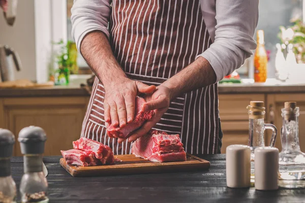 Yemek hazırlanması. Yemek, et Dana bonfile işleme. Kişi mans el et - tuz, karabiber ile sprinkles dinlendirir.