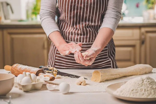 Kadın fırında pasta. Pudra tatlılar yapar. Çörekler yapma. Hamur masanın üzerinde. Hamur yoğurmak.