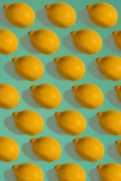 Лимонний візерунок ізольований на синьому фоні. Плоский прошарок — стокове фото