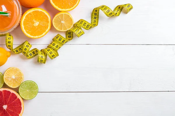 Fitness kavramı ile meyve, bir bardak meyve suyu ve santimetre. Üstten Görünüm arka plan kavramı.