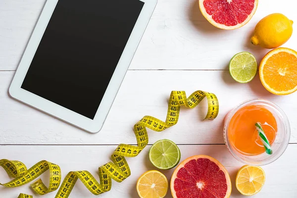 Fitness kavramı ile meyve, bir bardak meyve suyu ve santimetre. Üstten Görünüm arka plan kavramı.