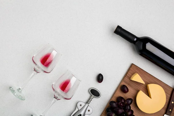 Wein, Gläser und Korkenzieher auf weißem Hintergrund. Ansicht von oben — Stockfoto