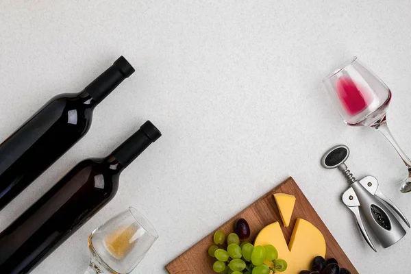 Beyaz ve kırmızı şarap, peynir ve üzüm iki kadeh. Üstten Görünüm
