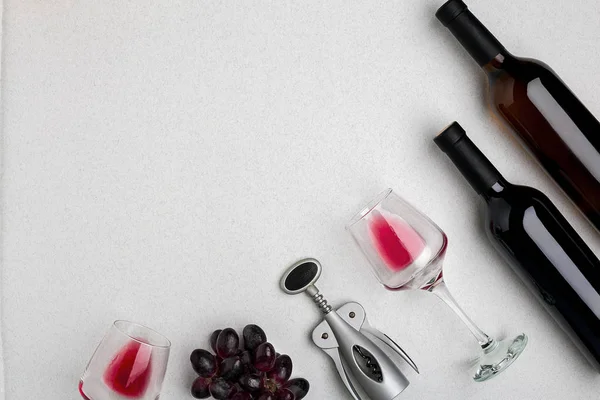 İki kadeh kırmızı şarap ve üzüm. Üstten Görünüm — Stok fotoğraf
