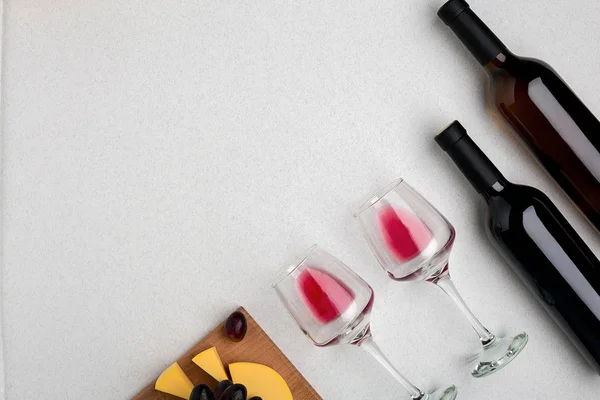 Dos copas de vino tinto, queso y uvas. Vista superior — Foto de Stock