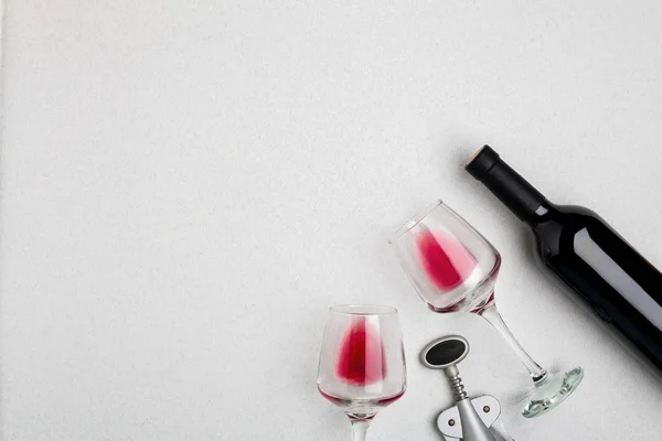 Şarap, gözlük ve tirbuşon beyaz arka plan üzerinde. Üstten Görünüm — Stok fotoğraf