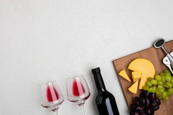 İki kadeh kırmızı şarap, peynir ve üzüm. Üstten Görünüm — Stok fotoğraf