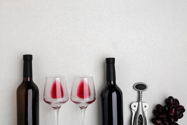 Lunettes et bouteilles de vin rouge et blanc sur fond blanc vue de dessus — Photo