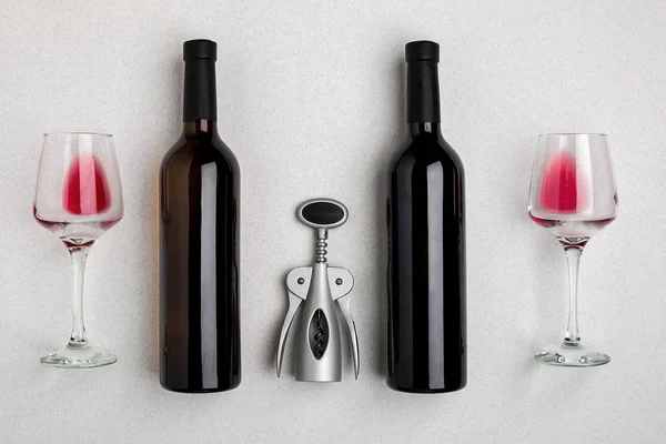 Botellas y copas de vino tinto y blanco, vista superior — Foto de Stock