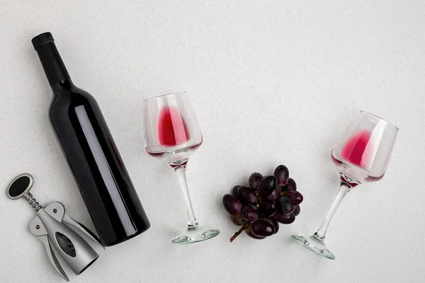 Kırmızı ve beyaz şarap şişeleri ve gözlük, üstten görünüm — Stok fotoğraf