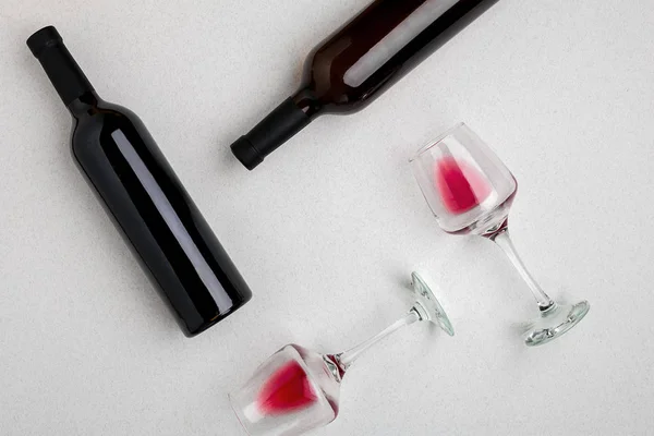 Gözlük ve şişe kırmızı ve beyaz şarap üst görünümden beyaz arka plan üzerinde — Stok fotoğraf