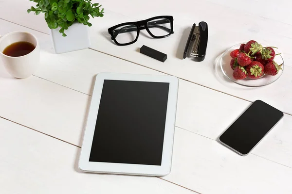 Vaso di fiori, occhiali, tablet, intelligente sul desktop bianco — Foto Stock