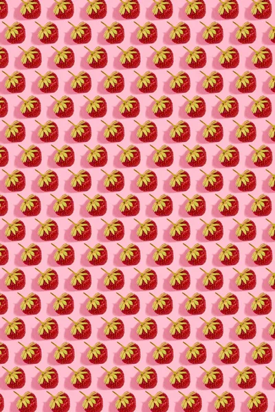 Buntes helles Muster mit reifen Erdbeeren. Ansicht von oben. rosa Hintergrund — Stockfoto