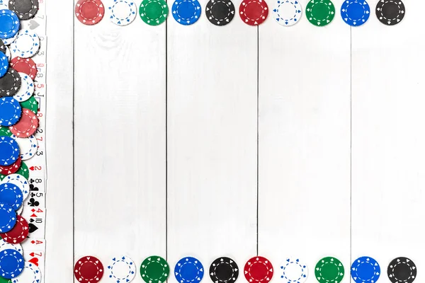 Jugar a las cartas y fichas de póquer sobre fondo de madera blanca. Vista superior — Foto de Stock