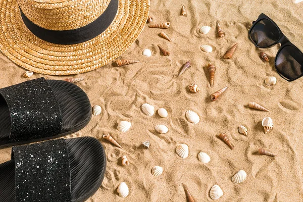 Beachwear, flip flop, şapka, güneş gözlüğü ve kabukları üzerinde kum plaj yaz.