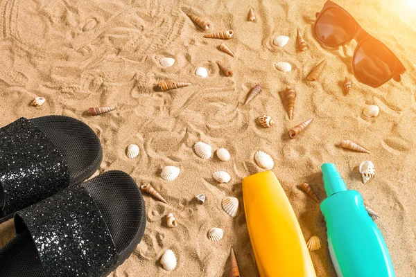 黒フリップフ ロップとサングラス、貝殻砂の上。テキストの場所。トップ ビュー — ストック写真