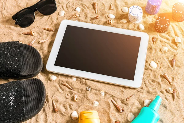 Online poker oyunu ile dijital tablet ve fiş destesi şeklinde sahilde. Üstten Görünüm