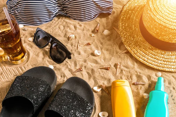 Yaz bikini ve Aksesuar şık plaj seti, plaj bikini yaz kıyafeti ve deniz arka plan olarak, üst görünüm, kavramı kum