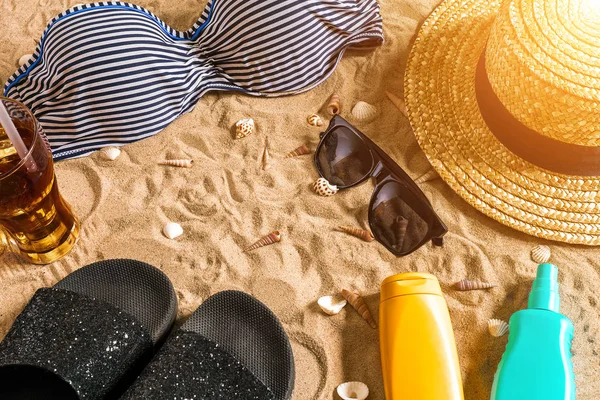 Bikini de verano y accesorios conjunto de playa con estilo, Bikini de playa traje de verano y arena de mar como fondo, Vista superior, Concepto —  Fotos de Stock