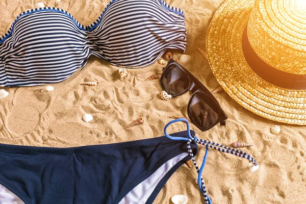 Bikini estivo e accessori elegante set da spiaggia, costume da spiaggia estivo e sabbia di mare come sfondo, Vista dall'alto, Concetto — Foto Stock
