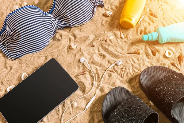 Yaz bikini ve Aksesuar şık plaj seti, plaj bikini yaz kıyafeti ve deniz arka plan olarak, üst görünüm, kavramı kum