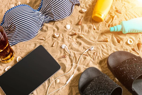 Yaz bikini ve Aksesuar şık plaj seti, plaj bikini yaz kıyafeti ve deniz arka plan olarak, üst görünüm, kavramı kum