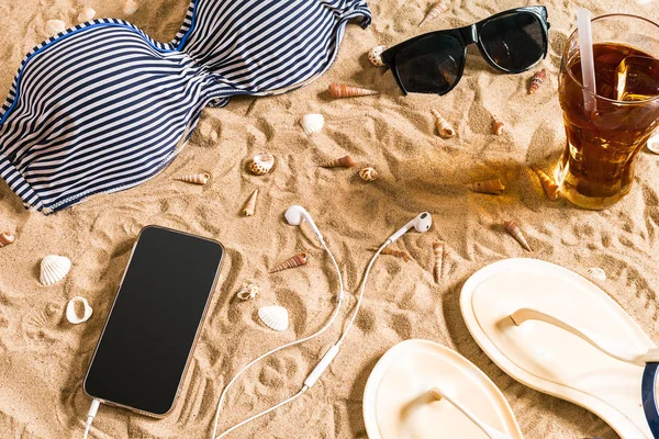 Yaz bikini ve Aksesuar şık plaj seti, plaj bikini yaz kıyafeti ve deniz arka plan olarak, üst görünüm, kavramı kum