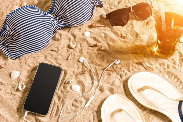 Yaz bikini ve Aksesuar şık plaj seti, plaj bikini yaz kıyafeti ve deniz arka plan olarak, üst görünüm, kavramı kum