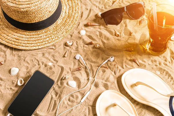 Lato, stroje kąpielowe, klapki, kapelusz, Okulary przeciwsłoneczne i muszle na plaży. — Zdjęcie stockowe