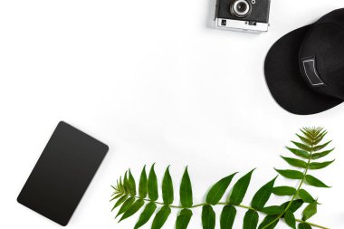 Seyahat aksesuarları beyaz arka plan üzerinde ayarla: akıllı, kap ve kamera. Üstten Görünüm noktası.