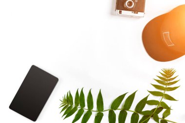 Seyahat aksesuarları beyaz arka plan üzerinde ayarla: akıllı, kap ve kamera. Üstten Görünüm noktası. Güneş parlaması