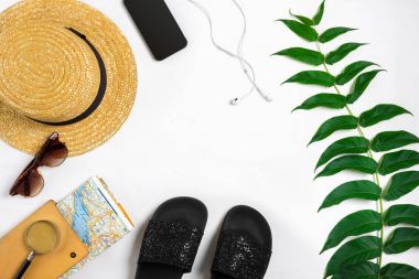 Seyahat aksesuarları beyaz arka plan üzerinde ayarla: akıllı, kulaklık, şapka, harita ve güneş gözlüğü. Üstten Görünüm noktası.