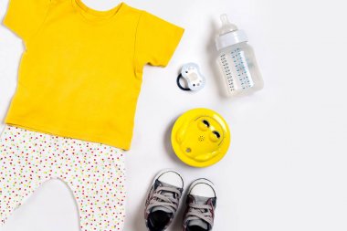 Bebek giysi ve aksesuarları beyaz arka plan üzerinde. Üstten Görünüm